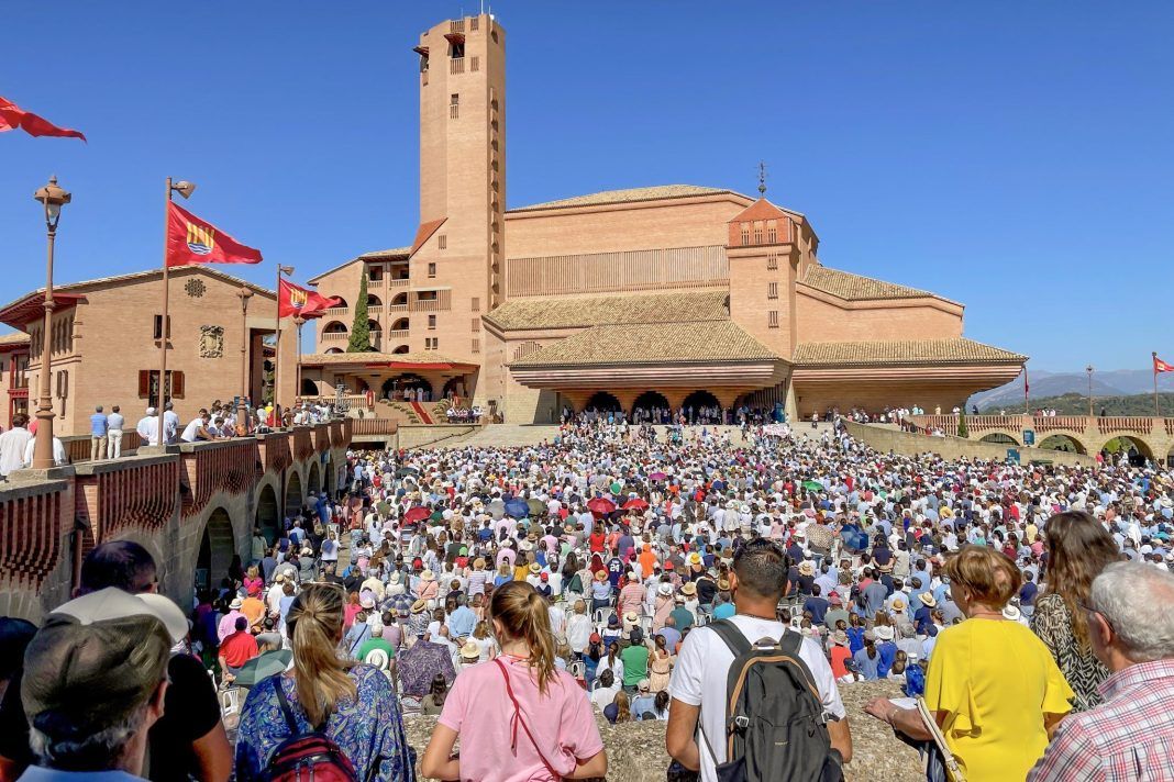 Balance-de-visitantes-y-actividades-en-Torreciudad-2022-Jornada-Mariana-de-la-Familia-2048x1366