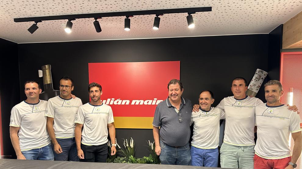 los-montaneros-con-el-presidente-de-montaneros-de-aragon-barbastro-jose-masgrau-en-la-tienda-de-julian-mairal-patrocinadora-de-la-hazana