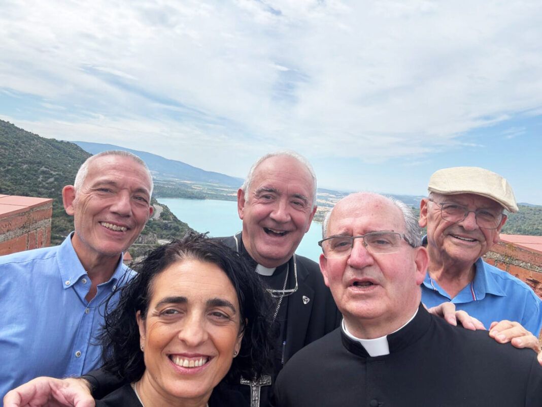 El obispo, en el centro, juntos a representantes de la diócesis, y a su derecha Ángel Lasheras, rector de Torreciudad