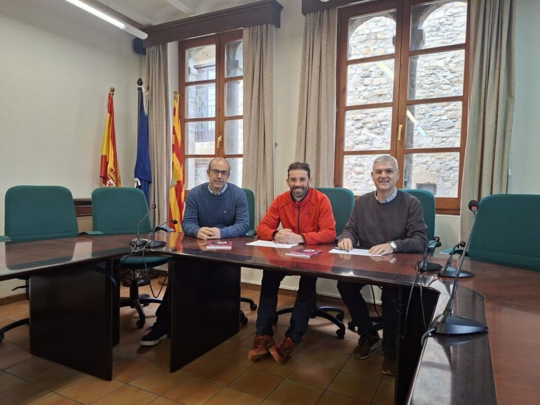 En el centro Enrique Pueyo. Izq director del Instituto de l’Aragonés, Juan Pablo Martínez, y a la derecha el presidente de la academia, Javier Giralt