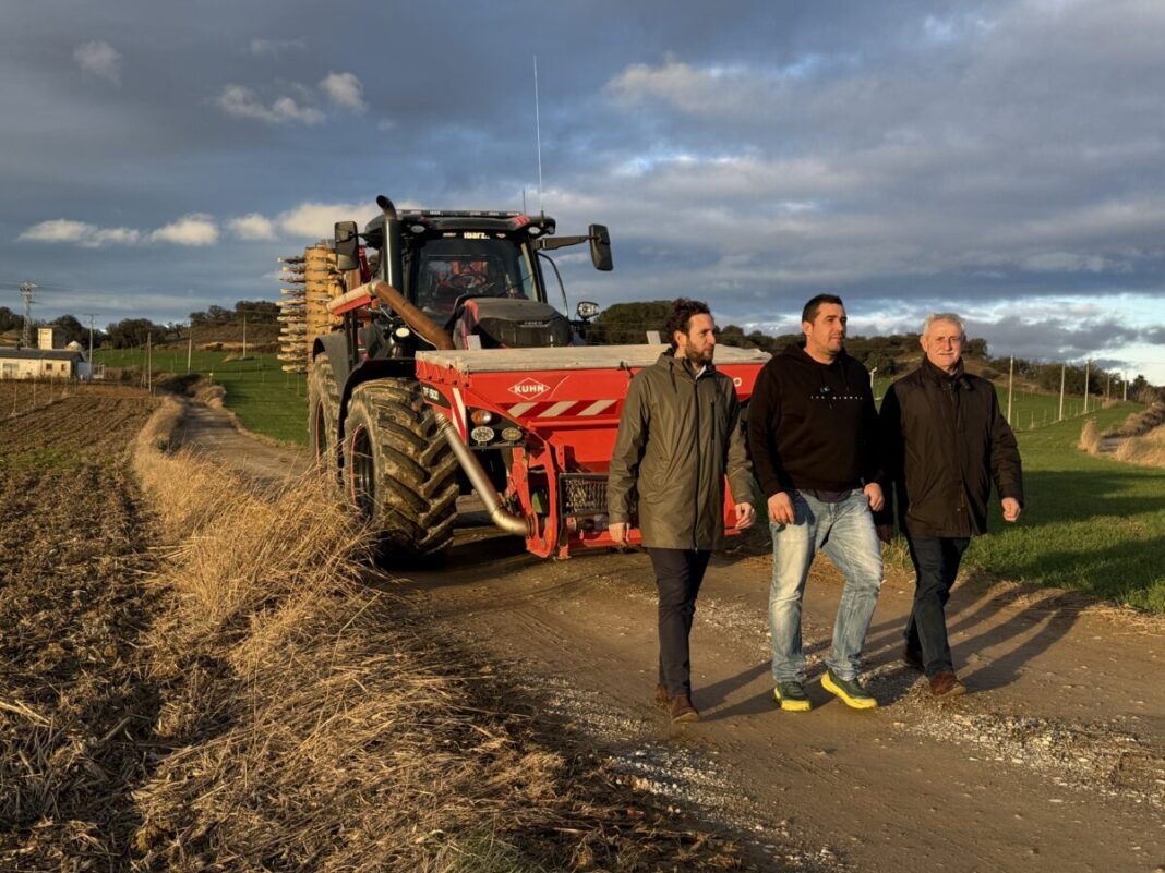 Isaac Claver, el agricultor Javier Hospital y Álvaro Bescós