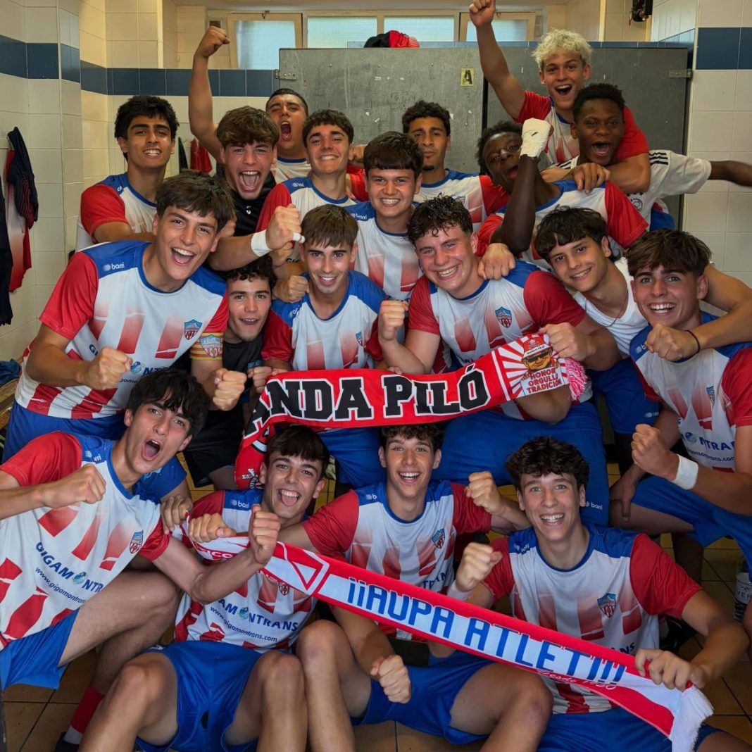 Los jugadores celebran el ascenso en el vestuario