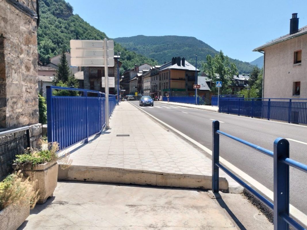Escalón en uno de los extremos del puente de Broto