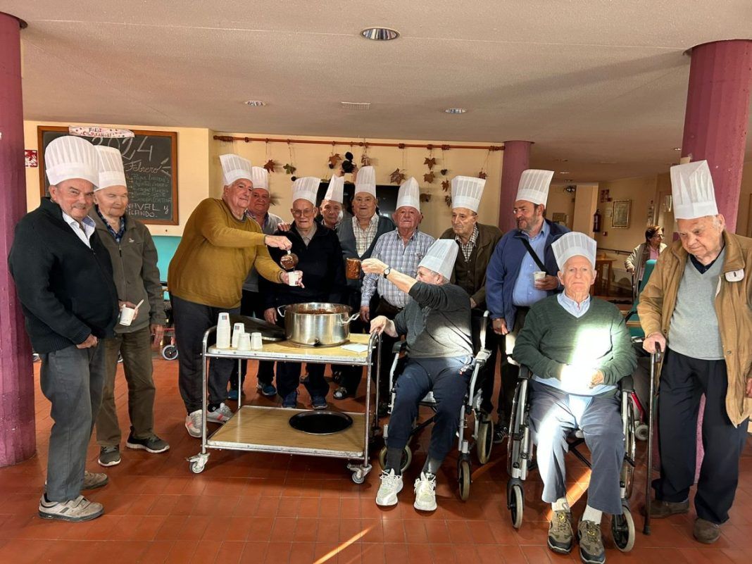 Grupo de residentes de La Solana disfrutando de una actividad de cocina