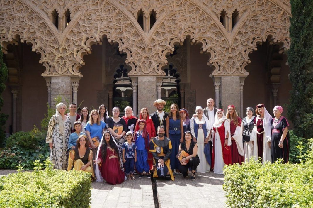 Foto de familia de la comitiva ainsetana junto a la presidenta de las Cortes y algunos diputados regionales. Foto Cortes de Aragón