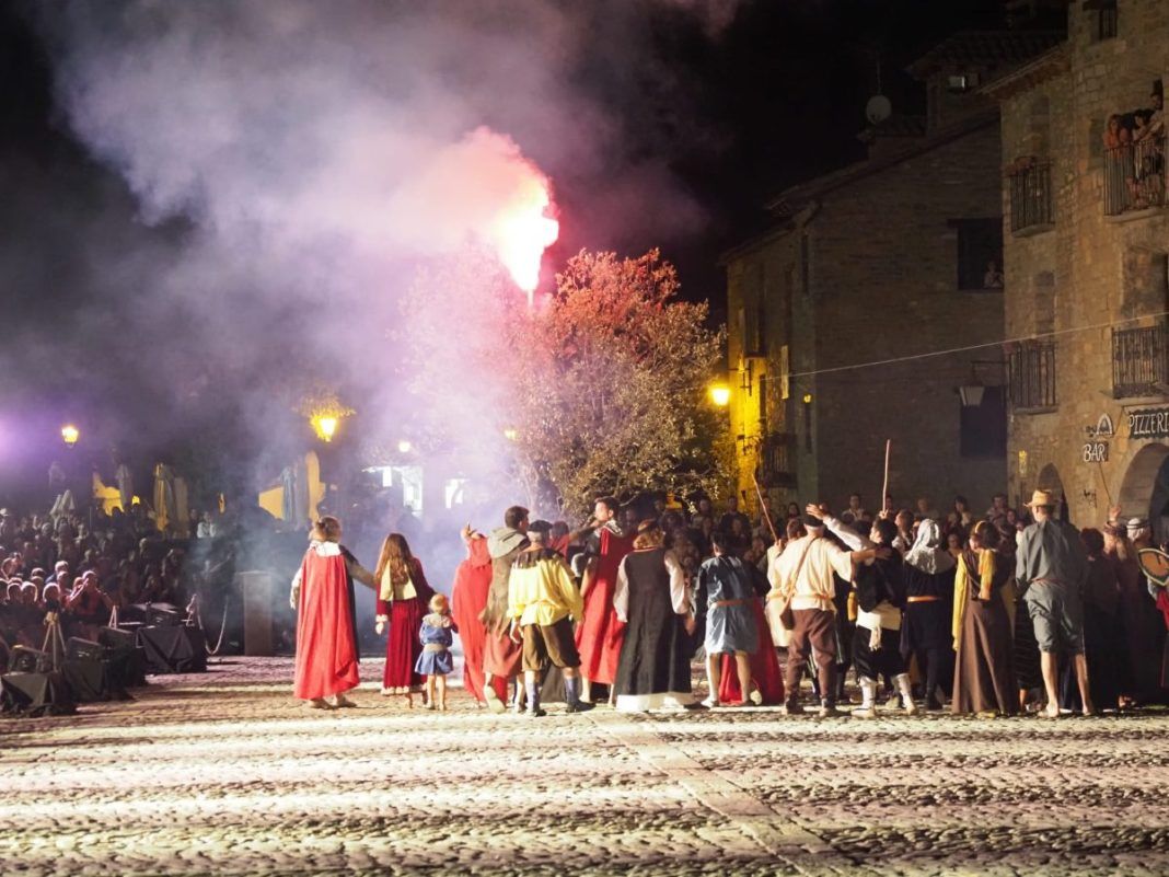 Los cristianos celebrando la señal de Dios para ganar la batalla. Foto Paco Parra